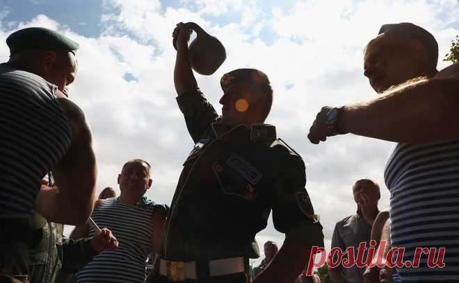Госдума одобрила повышение на пять лет возраста пребывания в запасе. В России для солдат, матросов, сержантов, старшин, прапорщиков и мичманов предельный возраст пребывания в запасе может повыситься на пять лет. Госдума приняла законопроект во втором чтении