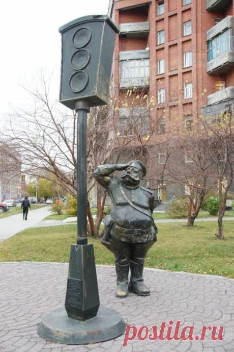 Памятник постовому