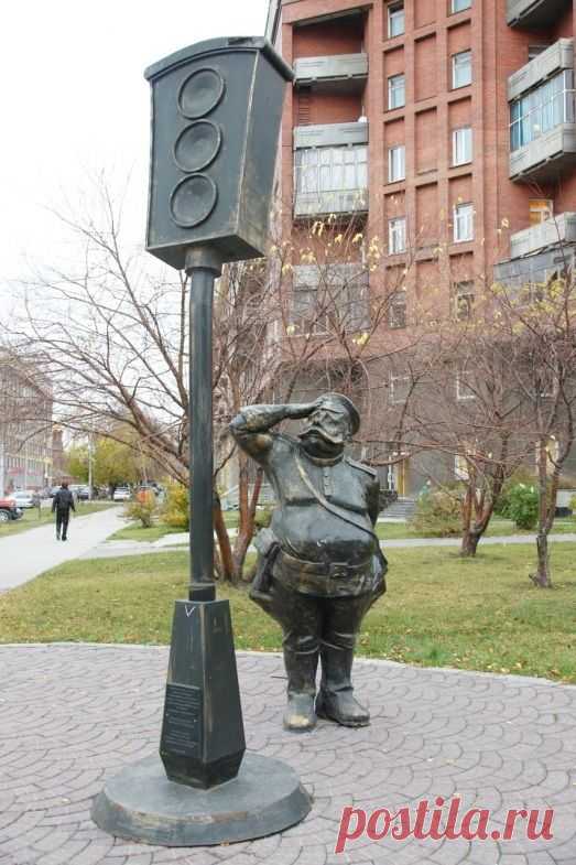 Памятник постовому
