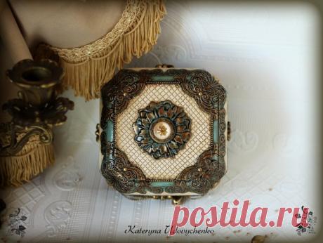 Добрый вечер!
Сегодня я с новой работой и моей новой любимицей - шкатулочкой "Лукреция". Прошу любить и жаловать!
Не хочу в этот раз писать много букв - просто сделала достаточно красивых фотографий... они порой лучше тысячи слов. А если у Вас будут вопросы по этой работе, можете писать мне в личку и на что смогу, отвечу!
Отмечу только, что сей шедевр-заготовка - пера Оксана Ярославовна, а остальное - мои фантазии на тему цвета и формы)) 
Ну, и должна признаться, что получ...