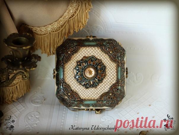 Добрый вечер!
Сегодня я с новой работой и моей новой любимицей - шкатулочкой 