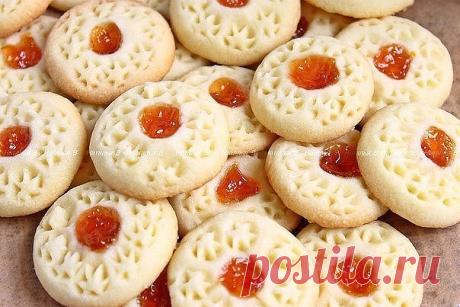 Печенье "Тающие мгновения" Печенье несомненно оправдывает свое название! Это неописуемо вкусное, очень-очень рассыпчатое, тающее во рту, лакомство понравится и взрослым, и детям! После чаепития от печенья не останется и крошки! Рецепт я взяла из кулинарной книги. И еще, главная особенность - разрыхлитель и яйца в тесто не идут! Стакан=250мл Сливочное масло - 180г Сахарная пудра - 1/3стакана(80г) Ваниль - на кончике ч.л. Крахмал кукурузный - 1/3стакана(60г) Мука - 1/2 стака...