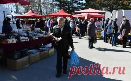 В Крыму ограничили продажу бакалеи до 3 кг в одни руки. Чтобы избежать искусственного ажиотажа из-за повреждения Крымского моста, в Крыму запретили отпускать в одни руки больше 3 кг бакалейных товаров. Власти заверяют, что проблем с продовольствием в регионе нет