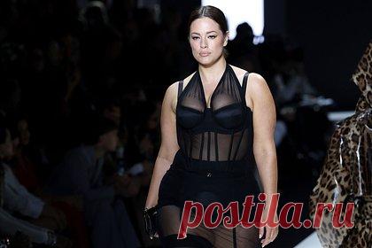 Плюс-сайз-модель Эшли Грэм вышла на подиум в прозрачном платье. Плюс-сайз-модель и активистка бодипозитива Эшли Грэм вышла на подиум в откровенном образе во время показа бренда Dolce&Gabbana на Неделе моды в Италии. 35-летняя манекенщица продефилировала в черном прозрачном платье длины макси, сквозь которое просвечивалось нижнее белье.