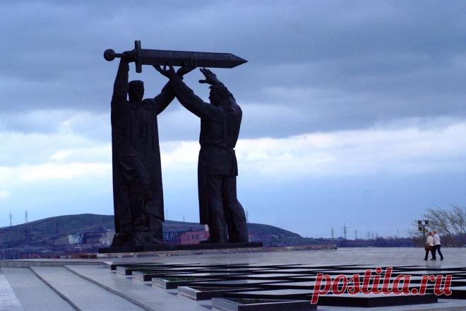 Магнитогорск . Паматник Тыл - Фронту.