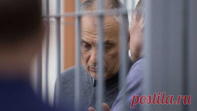 Экс-губернатор Сахалина помогает ремонтировать колонию