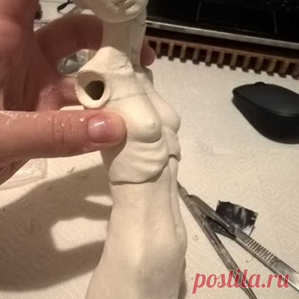 #doll #bjd #bjddoll #art #artdoll #beauty #porcelain #porcelaindoll #vividdolls #шарнирнаякукла #бжд #авторская #авторскаякукла
Лепится потихоньку новая ММ. Sculpting a new model for the line of small dolls.