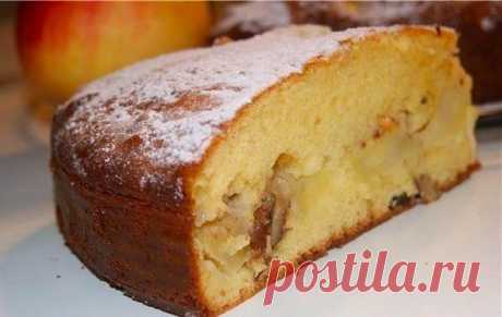 Шарлотка на сгущённом молоке .