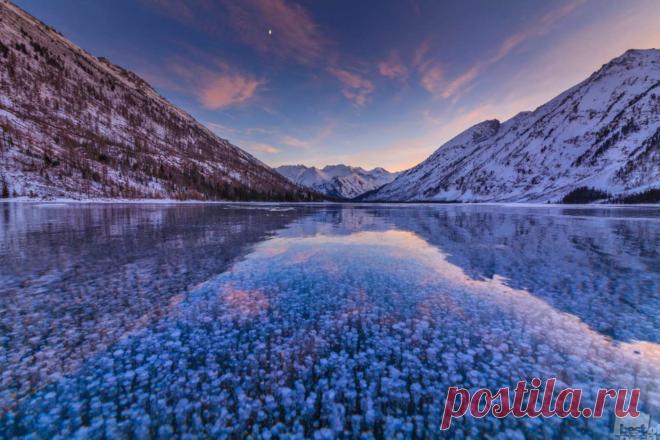 На фотоснимке запечатлены замерзшие пузырьки воздуха подо льдом Мультинского Озера на Алтае.
Хотите жить красиво и не считать дни от зарплаты до зарплаты?Присоединяйтесь в мега проект Фаберлик онлайн.Лидерами не рождаются,лидерами становятся