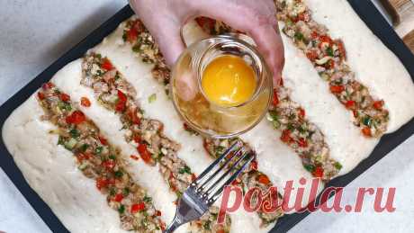 Просто смешала тесто ложкой и растянула по противню, а начинки меняю по вкусу. &quot;Полосатый&quot; пирог без замеса руками | Розовый баклажан | Яндекс Дзен