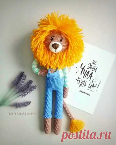 PDF Лев в костюме крючком. FREE crochet pattern; Аmigurumi animal patterns. Амигуруми схемы и описания на русском. Вязаные игрушки и поделки своими руками #amimore - лев, львенок, котик, кот, кошечка, кошка, котенок.