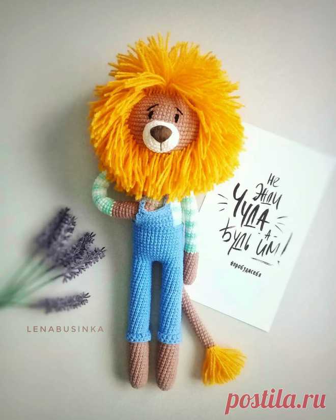 PDF Лев в костюме крючком. FREE crochet pattern; Аmigurumi animal patterns. Амигуруми схемы и описания на русском. Вязаные игрушки и поделки своими руками #amimore - лев, львенок, котик, кот, кошечка, кошка, котенок.