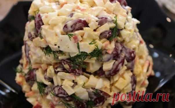 салат с фасолью и крабовыми палочками.....кр.фасоль,яйца,крабовые палочки,сметана,соль,перец,зелень   :)