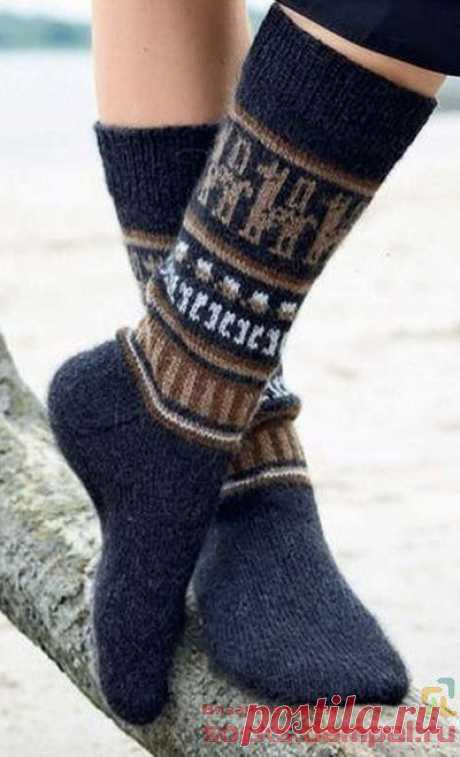 Вязаные носки с перуанским узором.