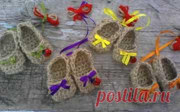 Вяжем крючком лапти: большие и миниатюрные