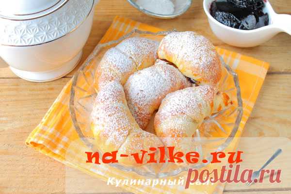 Рогалики с желе из черной смородины - из нежного дрожжевого теста и кисло-сладконачинки