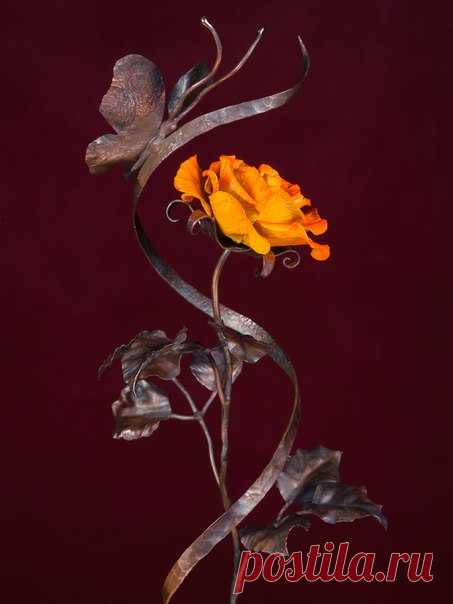 Кованое воплощение цветов в металле, совместное творение природы и человека ❤ Цветы изготовлены из меди и латуни 🌹