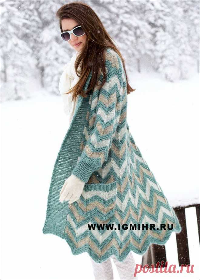 Эффектное теплое пальто с трехцветным зигзагообразным узором. Спицы.