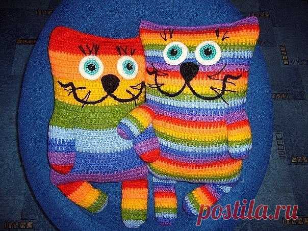 Подушки-коты.