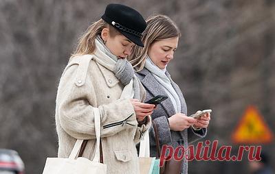 Минцифры откажется от СМС-подтверждения для входа на "Госуслуги". Это решение принято из-за растущего числа случаев мошенничества, когда пользователи непреднамеренно передают СМС-коды для входа на портал, сообщили в ведомстве