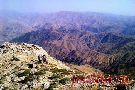 К югу от Шеника и Семала лежит ущелье реки Андокаджур.Это одна из основных сасунских рек, берущая начало на склонах знаменитой горы Андок – горы-героя,символа Сасуна,вздымающегося на 2817 метров над уровнем моря и на протяжении двадцати с лишним лет–с 1894 по 1916 гг.–служившего главным оплотом сасунских освободительных боев.
После слияния с реками Шатах, Ахбинк,Севдзор и Хоцоцванк Андокаджур который курды называют Кание Бахче–Родник Вишапа принимает имя Талворик.
А верховье Андокаджура