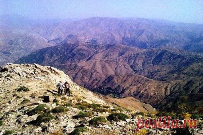 К югу от Шеника и Семала лежит ущелье реки Андокаджур.Это одна из основных сасунских рек, берущая начало на склонах знаменитой горы Андок – горы-героя,символа Сасуна,вздымающегося на 2817 метров над уровнем моря и на протяжении двадцати с лишним лет–с 1894 по 1916 гг.–служившего главным оплотом сасунских освободительных боев.
После слияния с реками Шатах, Ахбинк,Севдзор и Хоцоцванк Андокаджур который курды называют Кание Бахче–Родник Вишапа принимает имя Талворик.
А верховье Андокаджура