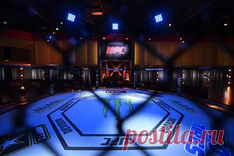 Китайский боец MMA нокаутировал соперника джебом. Китайский боец смешанного стиля (MMA) Луотянь Лонг отметился эффектным нокаутом на турнире JCK Night Cage Series. Соревнования проходили в Хайкоу (остров Хайнань, Китай). Спортсмен встречался с соотечественником Лю Янгом. В первом раунде Лонг выбросил джеб, после которого соперник оказался в глубоком нокауте.