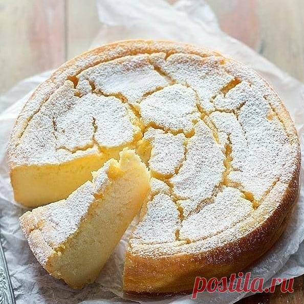 ​Итальянский треснутый пирог «Мильяччио» Ингредиенты (форма 20–22 см):Манная крупа из твердых сортов пшеницы — 180 гМолоко — 500 мл Вода — 300 мл Сахар — 250 г Рикотта — 250 г Яйца — 3 шт. Сливочное масло — 50 г Апельсин — 2 шт. Лимон — 2...