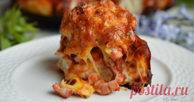 Пица хлебчета   Пица хлебчета          Продукти:     За тестото:     3 ч.ч. бяло пшенично брашно   1 1/2 ч.л. суха мая за хляб   1 ч.л. сол   1 ч.л. захар...