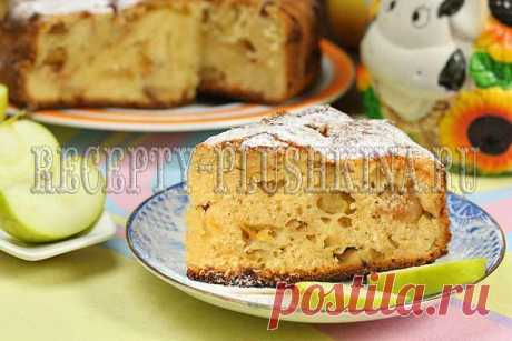 Шарлотка с яблоками и творогом, рецепт с фото пошагово в духовке Интересная версия сладкого пирога – шарлотка с яблоками и творогом на кефире. Рецепт с добавлением разрыхлителя, шарлотка получится пышной и вкусной.