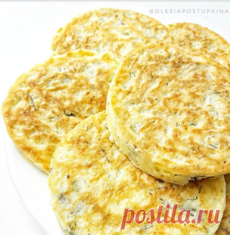 🥞БОМБИЧЕСКИЕ СЫРНЫЕ ОЛАДУШКИ
Ингредиенты:
- 2 яйца с1
- 50гр сыра Российский
- 30гр сметаны 15%
- 50гр кукурузного крахмала