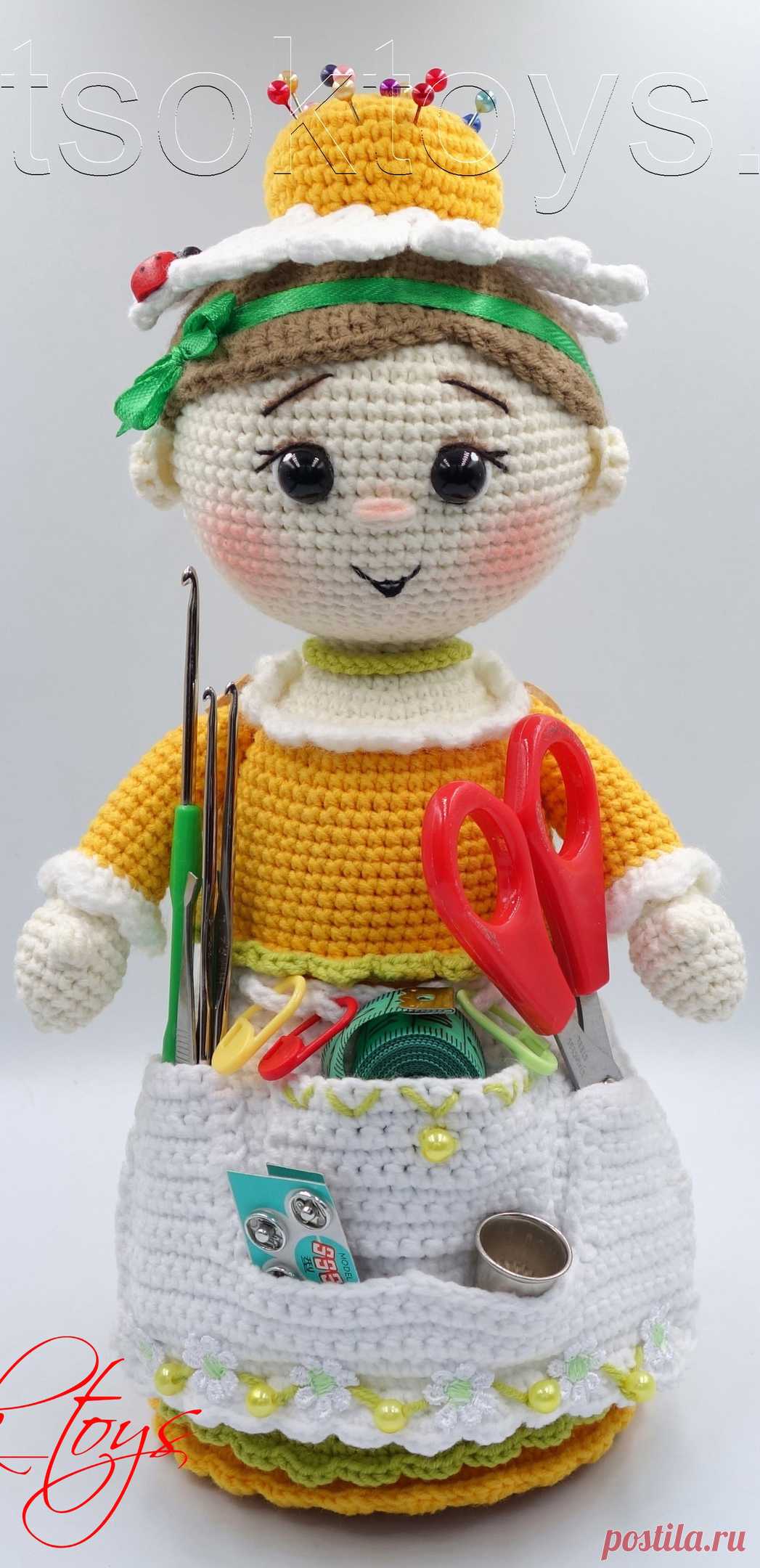 PDF Куколка-помощница Ромашка крючком. FREE crochet pattern; Аmigurumi doll patterns. Амигуруми схемы и описания на русском. Вязаные игрушки и поделки своими руками #amimore - кукла в фартуке, куколка, девочка.