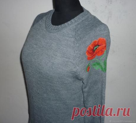 Джемпер из тонкой мягкой полушерсти с яркой эффектной вышивкой на плече