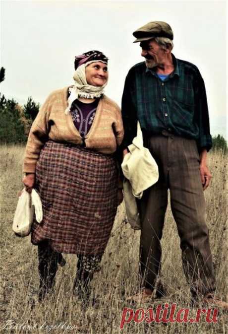 Бабка меряла сережки, накрутивши бигуди 
Да, на всякий случай, брошку прицепила на груди! 
Бусы красные надела, новый фартук на халат... 
Горделиво посмотрела — хорошо сидит наряд! 
Галстук дед себе поправил — "Што мы — чай, не пацаны!" 
Да любимые напялил полосатые штаны! 
Подвязался не веревкой, а армейским ремешком 
Обе волосины ловко разлохматил гребешком... 
Да для понту комсомольский нацепил на грудь значок! 
Бабка глянула по-свойски — "Вот уж, вправду, дурачок! 
Где...