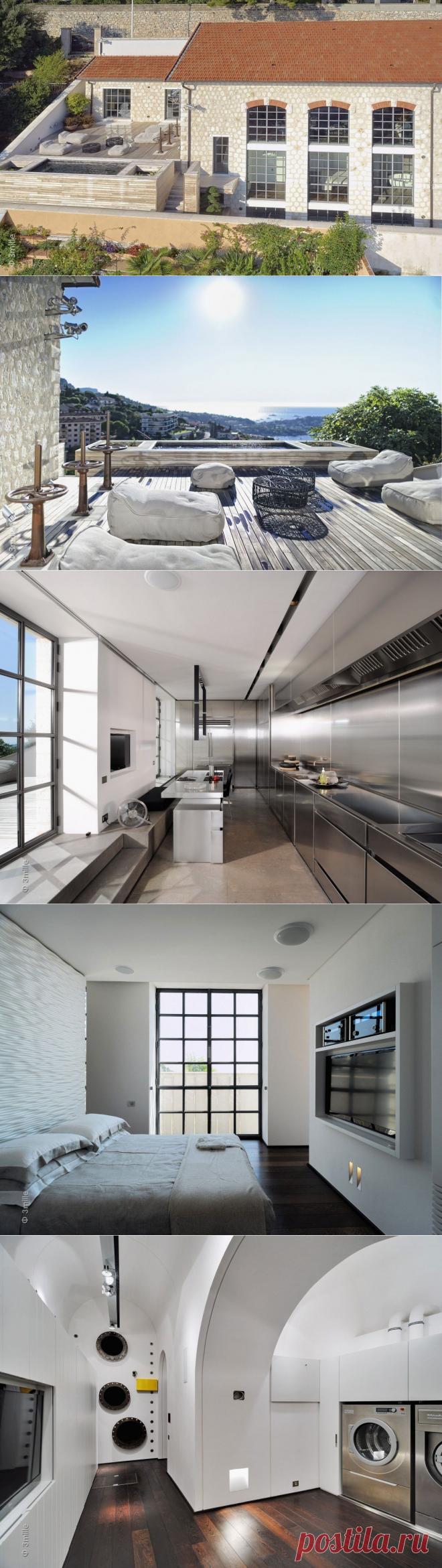 Лофт на бывшей станции водоочистки во Франции
Бывший военнослужащий бельгийской армии Филипп Tondeur приобрел заброшенное здание станции водоочистки на Французской Ривьере   Филипп произвел масштабную реконструкцию здания, отдав ей  почти 15 лет жизни, и на площади  5400 квадратных метров разместил резиденцию с 3 спальнями 3 ванными комнатами. Интерьер помещений разработал  дизайнер Жак Бернадетт.