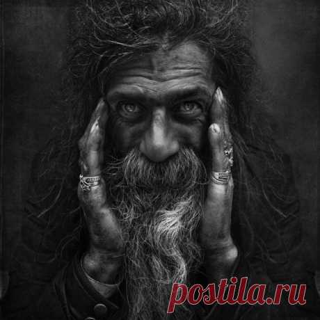 Я знаю мир — он стар и полон дряни, Я знаю птиц, летящих на манок, Я знаю, как звенит деньга в кармане И как звенит отточенный клинок. Я знаю, как поют на эшафоте, Я знаю, как целуют, не любя, Я знаю тех, кто &quot;за&quot; и тех, кто &quot;против&quot;, Я знаю все, но только не себя. Я знаю шлюх — они горды, как дамы, Я знаю дам — они дешевле шлюх, Я знаю то, о чем молчат годами, Я знаю то, что произносят вслух, Я знаю, как зерно клюют павлины И как вороны трупы теребят, Я знаю жизнь — она не…