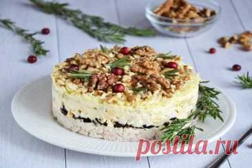 Слоеный салат с курицей, черносливом и грецкими орехами — Домашняя кулинария