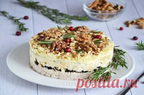 Слоеный салат с курицей, черносливом и грецкими орехами — Идеальное решение