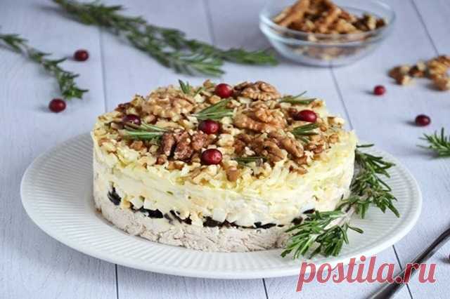 Слоеный салат с курицей, черносливом и грецкими орехами — Домашняя кулинария