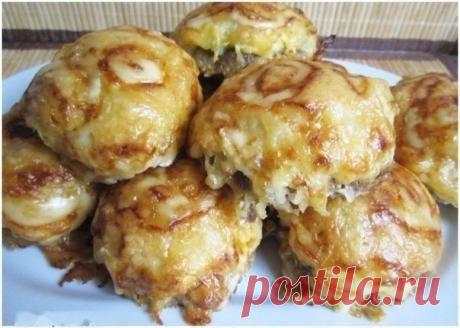 Стожки.   Очень вкусное и сытное блюдо! 

Ингредиенты: 

- 1 кг любого фарша 
Начинка: 
- 2 луковицы 
- 4 картофелины 
- 5 яиц 
- 200 г сыра 
- майонез 
- соль, перец 


Приготовление: 

Приготовить фарш, как на котлеты. Лук спассеровать на…