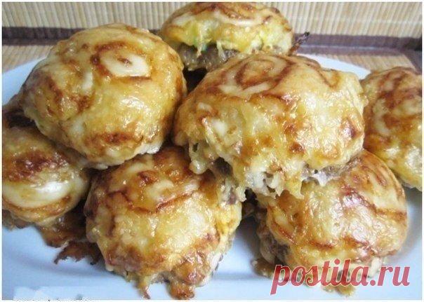 Стожки.   Очень вкусное и сытное блюдо! 

Ингредиенты: 

- 1 кг любого фарша 
Начинка: 
- 2 луковицы 
- 4 картофелины 
- 5 яиц 
- 200 г сыра 
- майонез 
- соль, перец 


Приготовление: 

Приготовить фарш, как на котлеты. Лук спассеровать на…