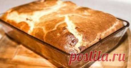 Рецепт приготовления наливного пирога с мясом на кефире я увидела на страницах кулинарного журнала «Коллекция рецептов». Я попробовала приготовить его, и результат получился великолепным. Нежный кусоч