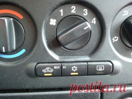 Иногда запуская двигатель, владелец автомобиля может услышать громкий щелчок. В чем проблема?

Причиной щелчка зачастую оказывается неисправность стартера, аккумулятора или проводов, которыми они соединяются. В очень редких случаях возможно заклинивание двигателя, что тоже является неприятной проблемой.