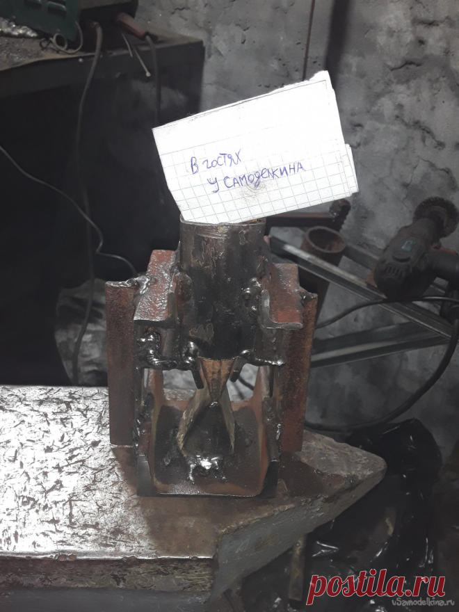 Пробойник для ковки долов на наковальню Здравствуйте уважаемые читатели. На эти выходные очень хорошему знакомому нужно отковать кинжал в подарок. На днях я разговаривал с ним и увидел что ему очень нравится разговаривать о ножах и их производстве. В это время я производил реставрацию одного кинжала и он при его виде любовался с