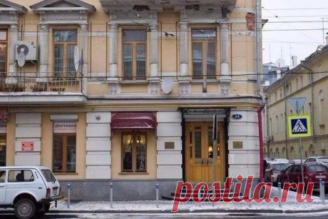 (1) Прогулка по Пречистенке — старейшей улице Москвы... 7.Дом-мастерская В.И.Мухиной
На Пречистенском переулке находится ещё один дом знаменитой творческой натуры и великой художницы —Веры Мухиной. Несмотря на долгий и тернистый путь, Вера Игнатьевна в конце концов обзавелась своей мастерской, где могла спокойно творить и жить. Сейчас дом выглядит заброшенным и неухоженным. К сожалению, внутренние интерьеры посмотреть не получится.