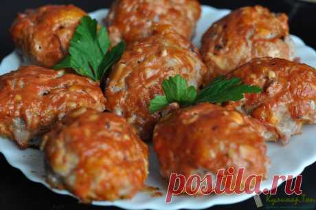 Голубцы по-простому  И быстро, и вкус отменный.  Ингредиенты:
300 грамм капусты, 500 грамм свежего фарша, 100 грамм риса, 1 яйцо, соль, перец.
Приготовление: 
Отвариваем рис до полуготовности, в это время капусту шинкуем…