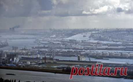 Контейнеры с грузами для России застряли в порту Антверпена на год. Контейнеры со 100 метрическими тоннами нержавеющей стали были отправлены в Россию в феврале 2022 года, но были задержаны из-за санкций ЕС