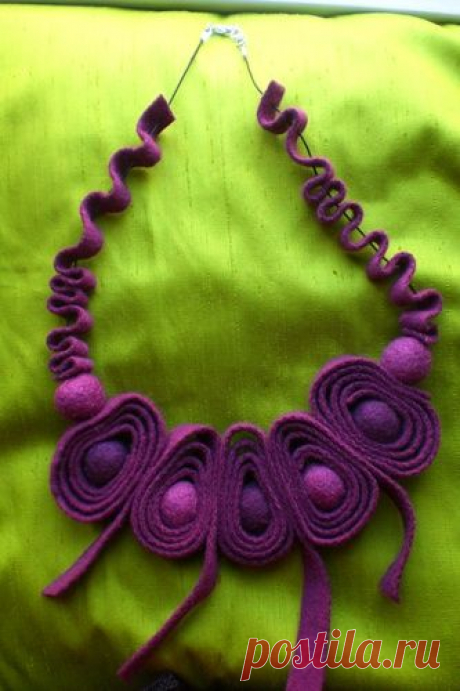 Necklace realised in shade of purple felt