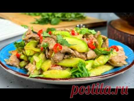 Такие КАБАЧКИ Вы еще не ели! А мы едим ложками!Ужин "ум отъешь",ВКУСНО! Готова есть хоть каждый день Продукты:-мясо (свинина)-350гр-Белок-1шт-соль-по вкусу-чеснок сушёный-1/2ч.л.-соевый соус-1ст.л.-крахмал-1ст.л.-растительное масло-1ст.л.-кабачок молодой-2шт-лук-1шт-острый перец-1/2шт-чеснок-4зубчика-соевый соус-1ст.л.-кисло-сладкий соус-1ст.л.-зелень-по вкусу