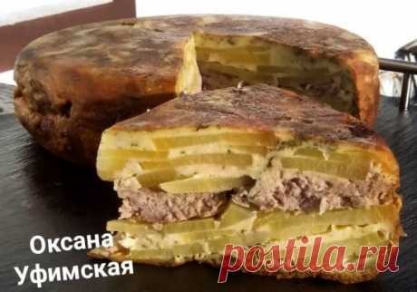 Очень вкусный пирог
=Тесто:
4 яйца,
250 г майонеза (сегодня положила майонез и кефир поровну),  
1 чайная ложка соли,
1 чайная ложка соды,
4 столовые ложки муки (я беру с горкой) и добавила гость свежей зелени
=Для начинки:
5 шт нарезанных ломтиками картошки ( среднего размера)
400 г смешанного фарша
Тесто получается  жидкое - сложила все ингредиенты в чашу и перемешала с помощью блендера.